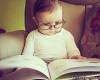 Бебе с очила чете книга
