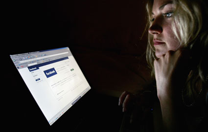 Баща плаща на дъщеря си да не ползва "Фейсбук"